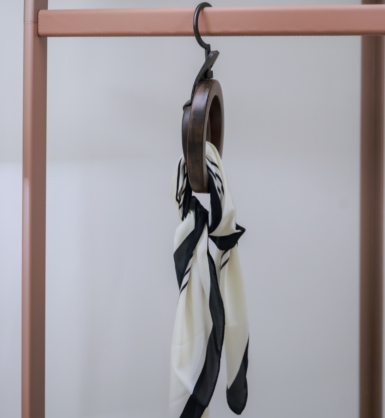 TAYLOY<br>Rotating Bag Rack
