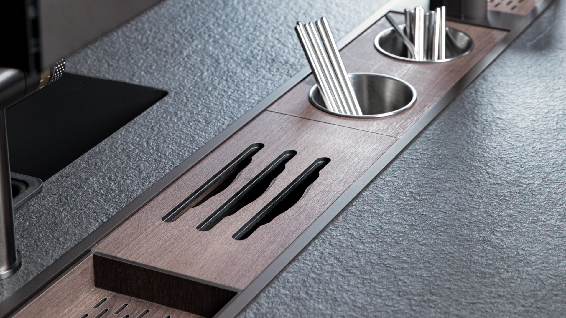 NOTT<br>Worktop Channel Storage